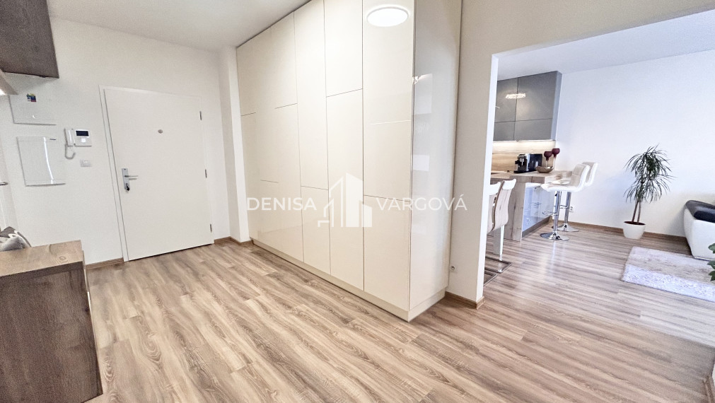 Prenájom: TOP bývanie, 2i byt na Belvederi, BB - 66,85m² s loggiou a garážovým státím