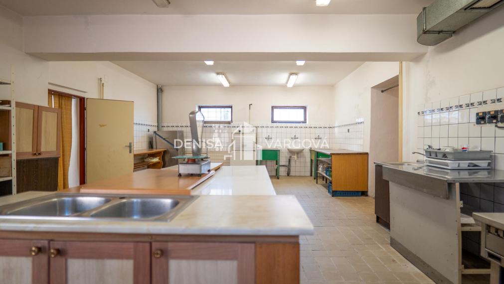 Polyfunkčná budova s podkrovím, na bývanie aj podnikanie