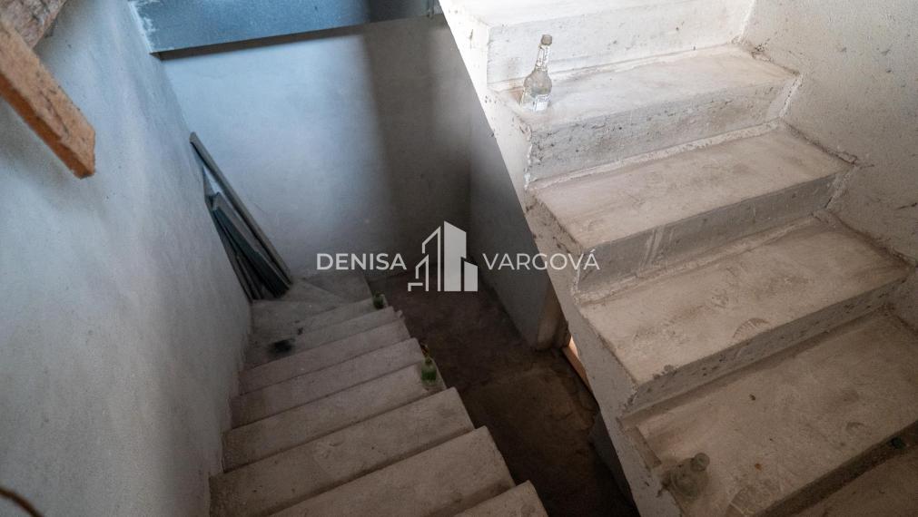 Polyfunkčná budova s podkrovím, na bývanie aj podnikanie