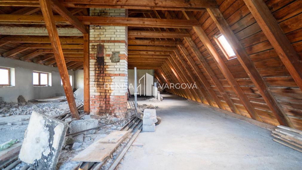 Polyfunkčná budova s podkrovím, na bývanie aj podnikanie