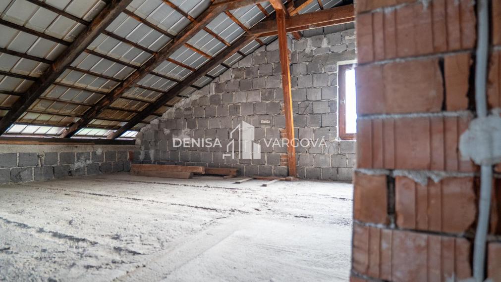 Polyfunkčná budova s podkrovím, na bývanie aj podnikanie