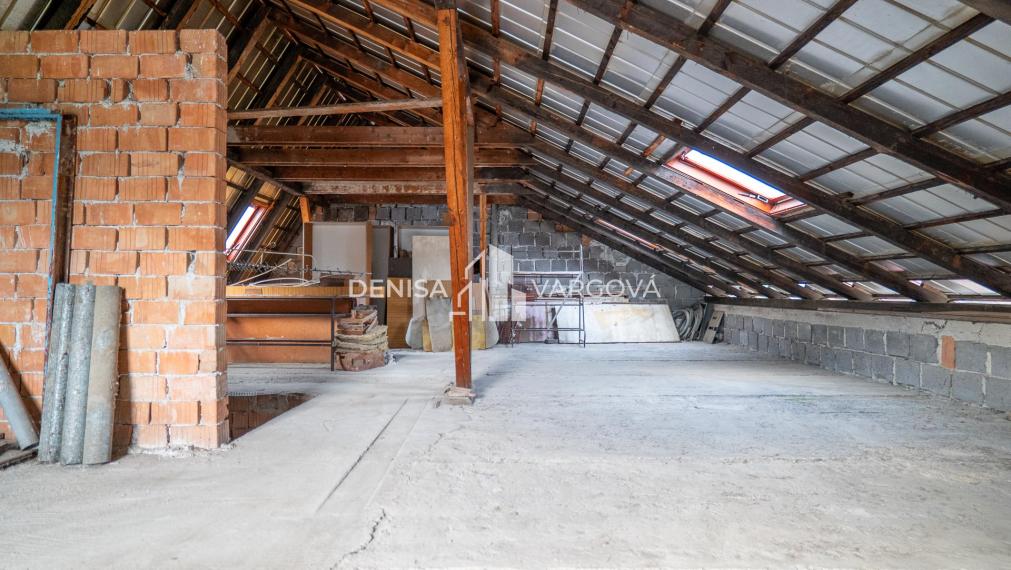 Polyfunkčná budova s podkrovím, na bývanie aj podnikanie