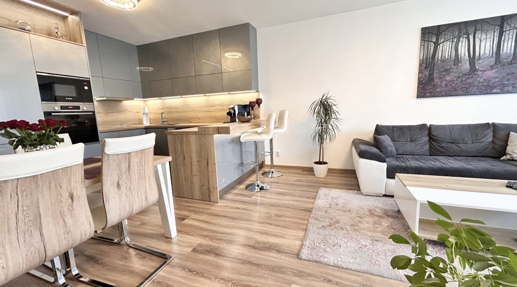 Prenájom: TOP bývanie, 2i byt na Belvederi, BB - 66,85m² s loggiou a garážovým státím