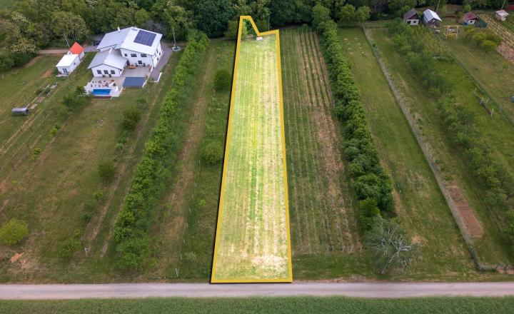 PREDAJ | Slnečný pozemok 1404 m² – Topoľčianky, okres Zlaté Moravce - fotografia 1